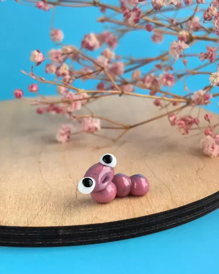 Стеклянная фигурка «Гусеничка розовая Дождевой червяк» — Ручная работа