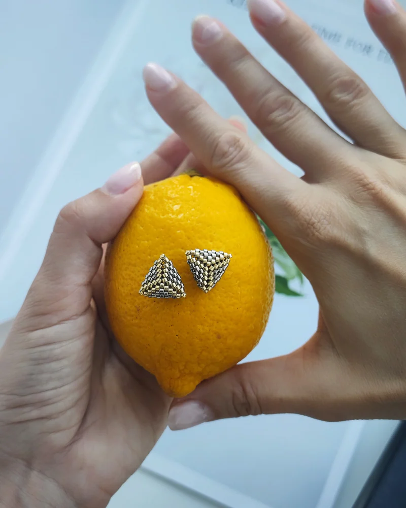 Серьги гвоздики из бисера