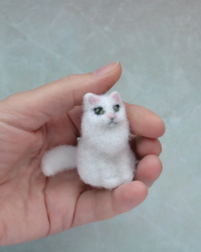 Валяный белый котенок интерьерная игрушка для кукольного домика