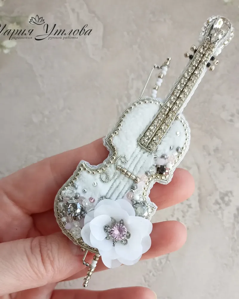 Брошь «Скрипка», белая