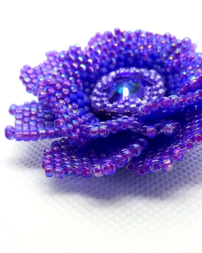 Сиреневая брошь «Цветок» с кристаллом Swarovski, D4см, ручная работа