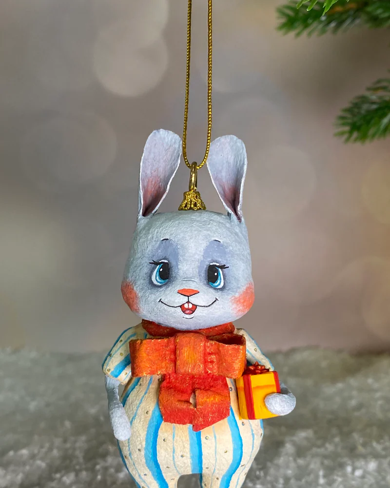 Ёлочная игрушка «Заяц с подарком»