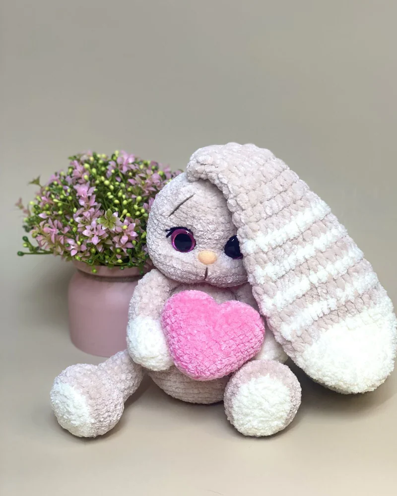 Вязаная зайка амигуруми с сердечком