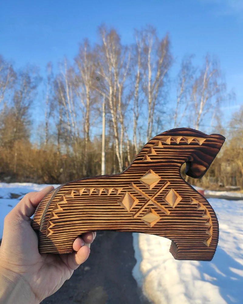 Интерьерная резная скульптура «Коник» — С красным солярным знаком