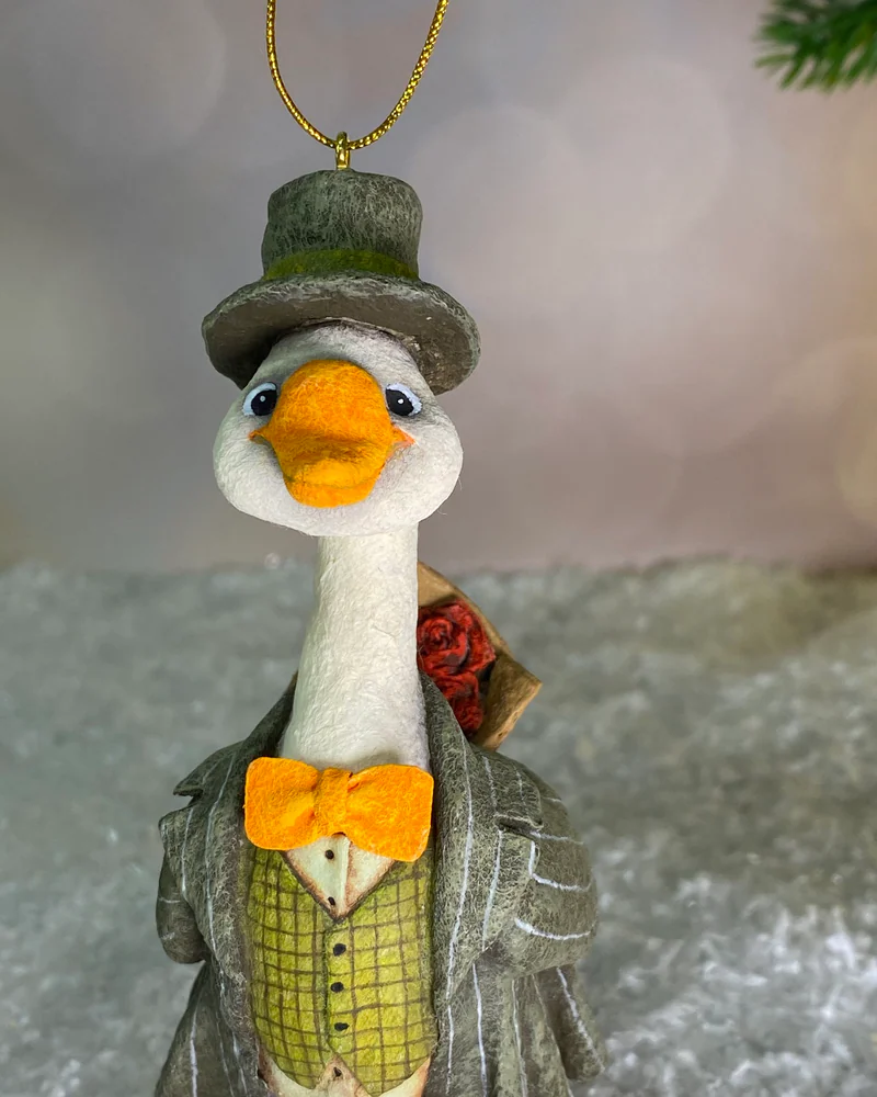 Ёлочная игрушка «Гусь с цветами»