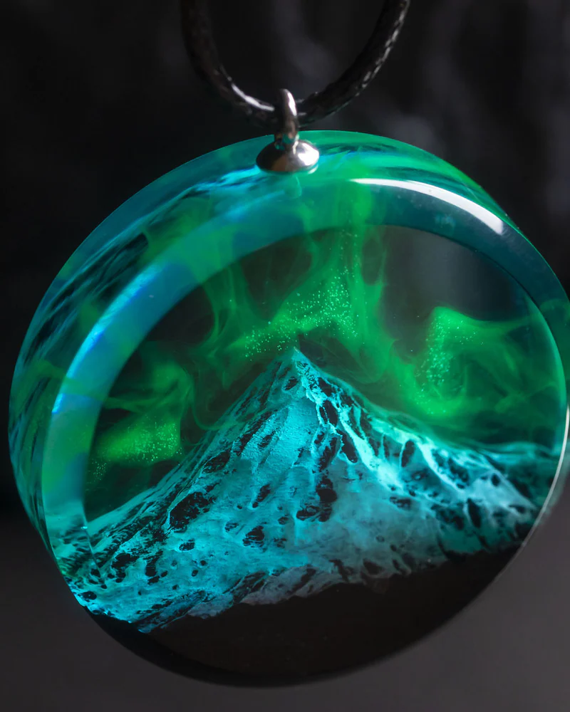 Кулон из дерева и смолы "Polar Night Mountain" — Основной вариант