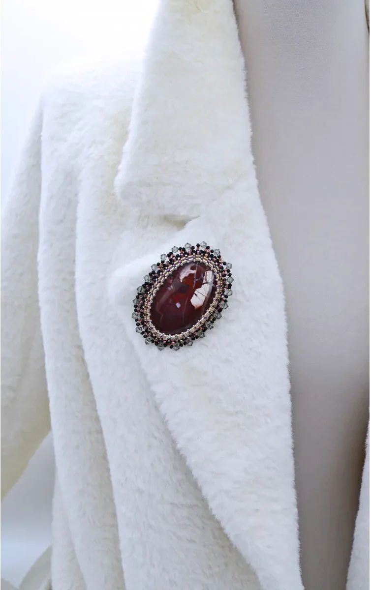 Брошь ручной работы с яшмой и Swarovski