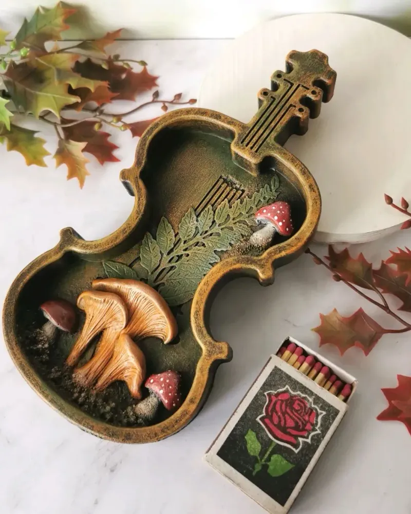 Декоративная скрипка с грибами