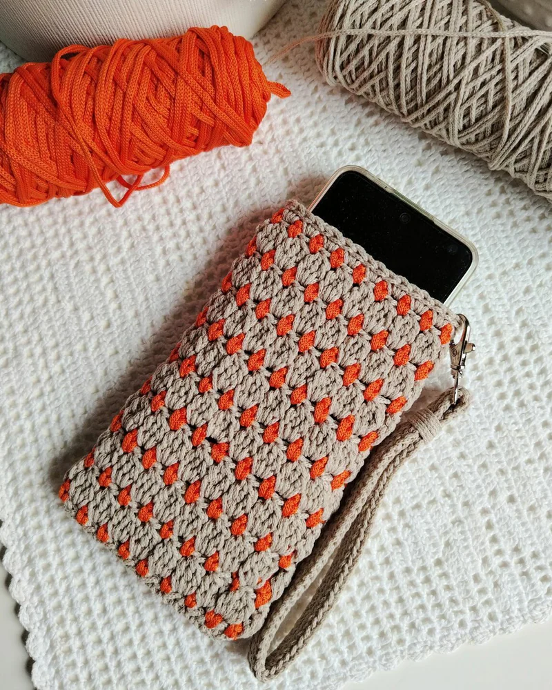 Вязаный крючком чехол для смартфона