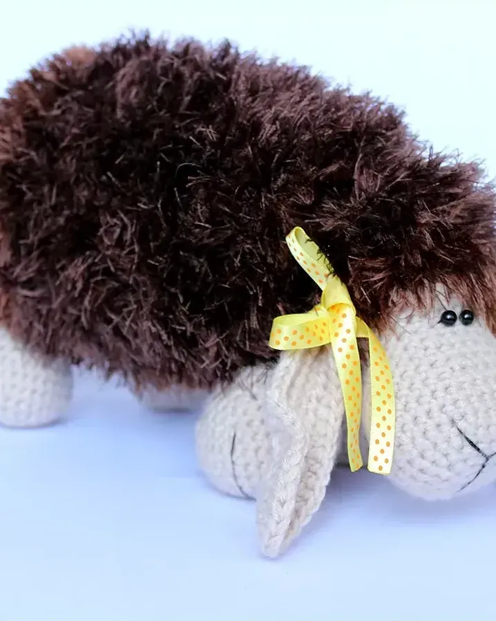 Вязаная игрушка-подушка «Овечка» — Коричневый