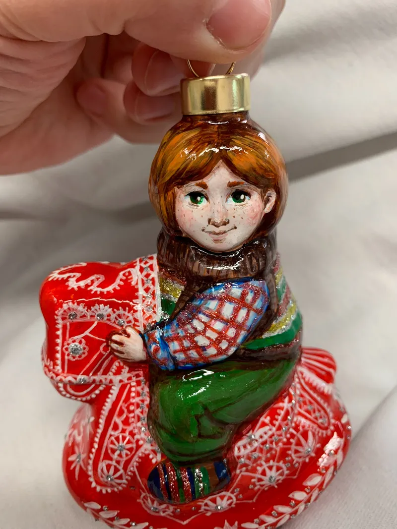 Стеклянная елочная игрушка ручная авторская роспись «Мальчик на лошадке»