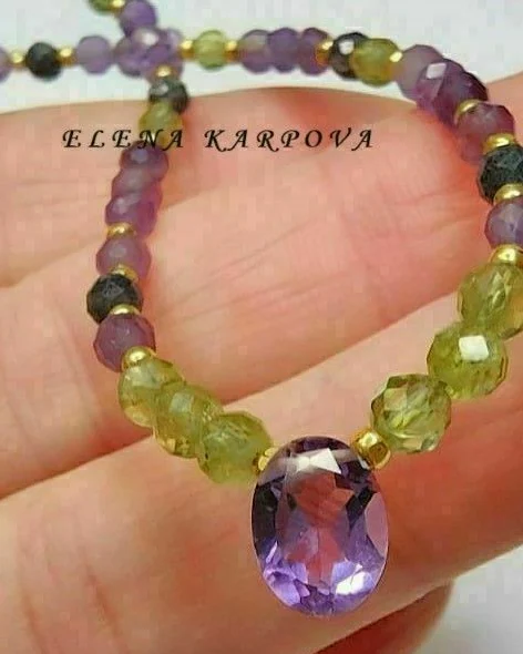 Колье из натурального хризолита, аметиста и