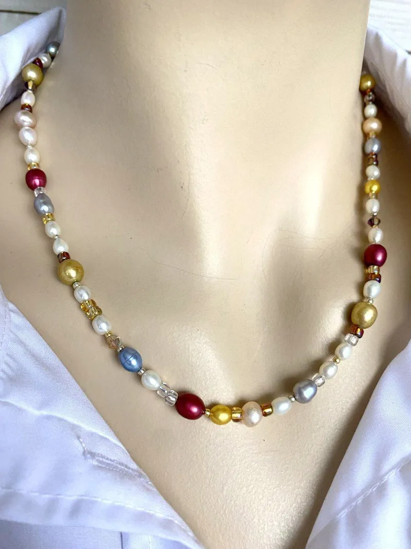 Колье из тонированного жемчуга — многоцветное, с бусинами Swarovski