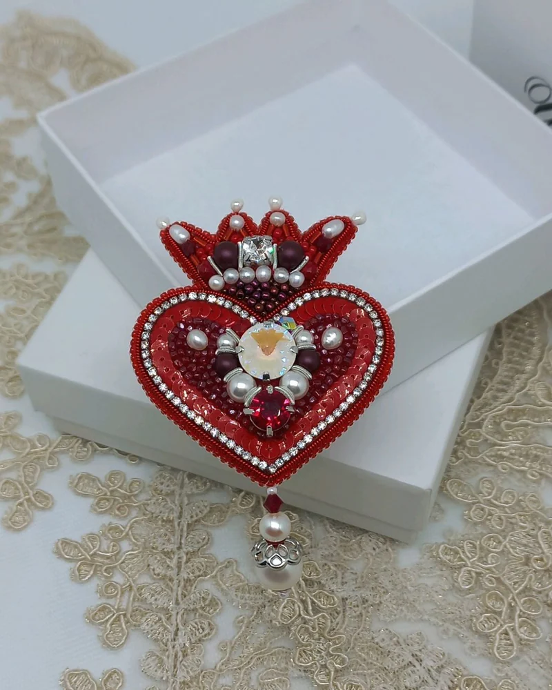 Брошь Сердце королевы из бисера