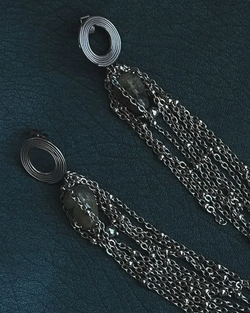 Серые серьги из лабрадорита и гематита