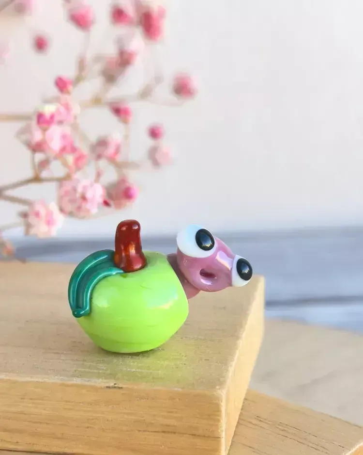 Миниатюрная стеклянная фигурка Яблоко с червячком в технике Lampwork — Высота 10 мм