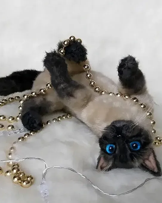 Реалистичная кошка Селия, тёмно-серая