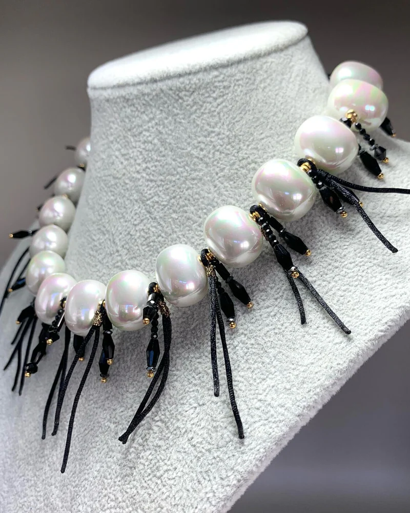 Чёрно-белое колье «Акцент» из жемчуга Майорка и кристаллов Swarovski