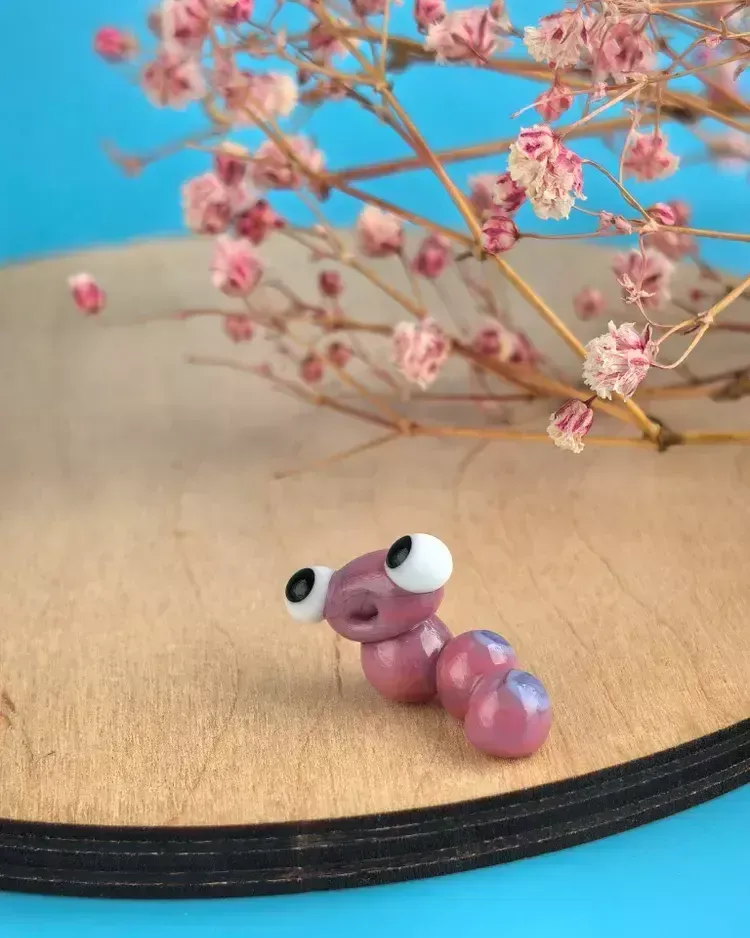 Стеклянная фигурка «Гусеничка розовая Дождевой червяк» — Ручная работа