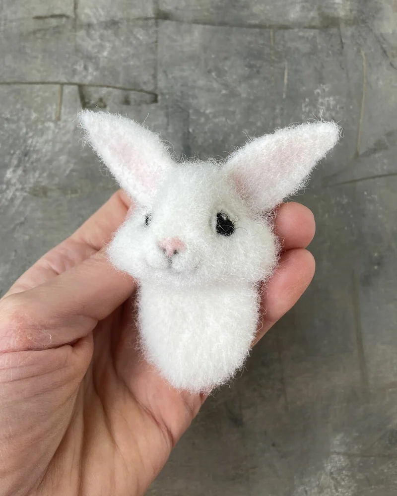 Брошь белый зайчик из кармашка