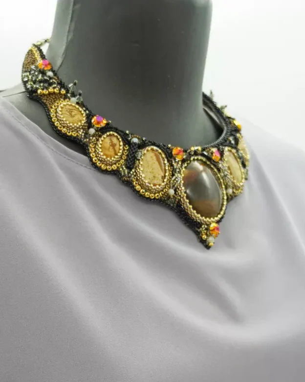 Колье с натуральными камнями и Swarovski