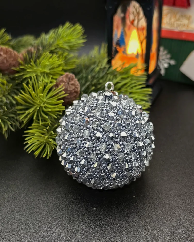 Серебристый Елочный шарик. елочные игрушки