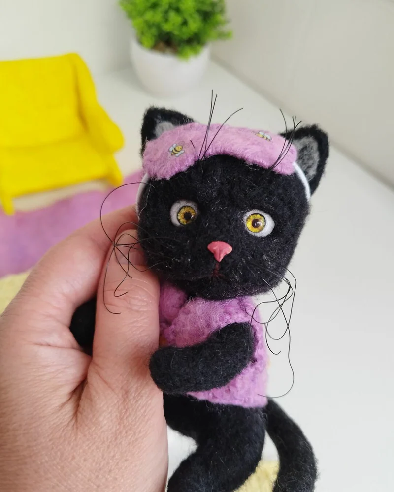 Черный котенок в кресле. Валяная игрушка кошка Войлочная игрушка кот
