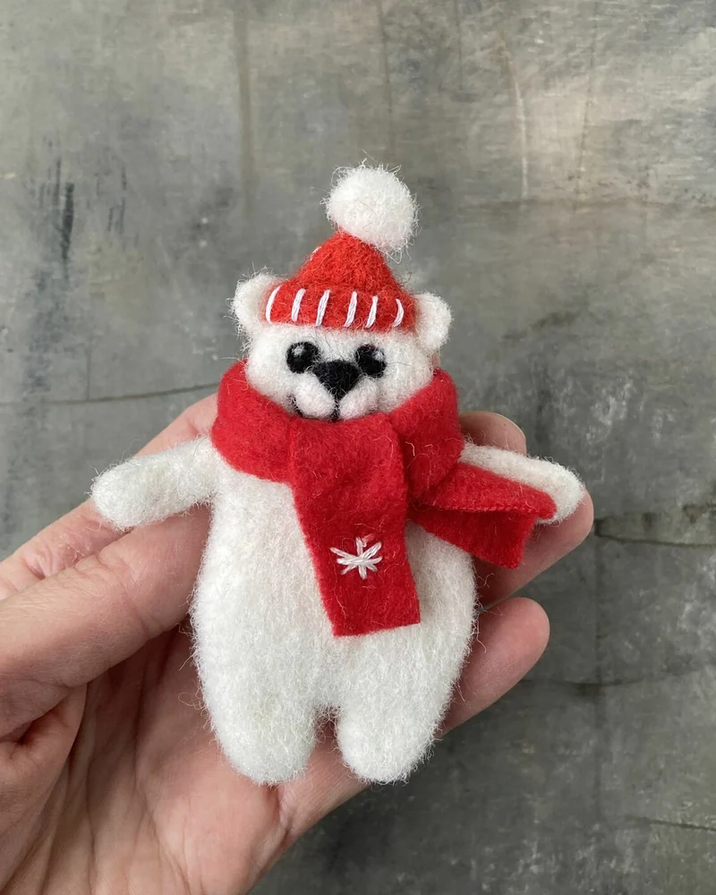 Валяная брошь-игрушка на елку Белый медведь
