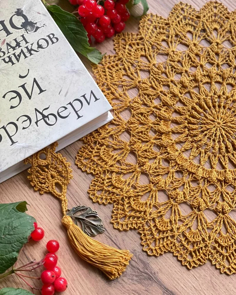 Вязаная салфетка на стол и закладка для книг