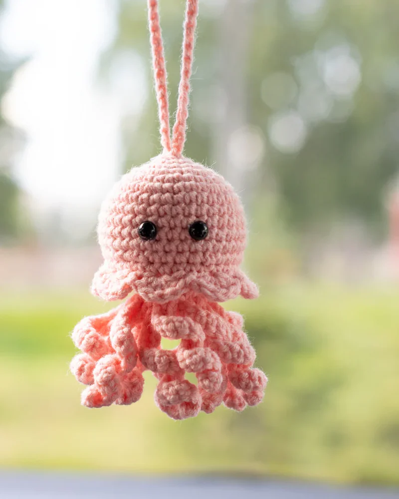 Вязаная медуза — игрушка-подвеска — 7,5 см