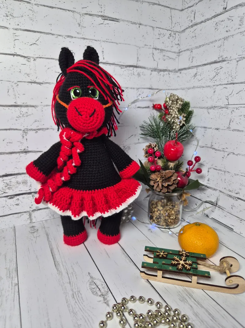 Вязаная игрушка «Модная лошадка»