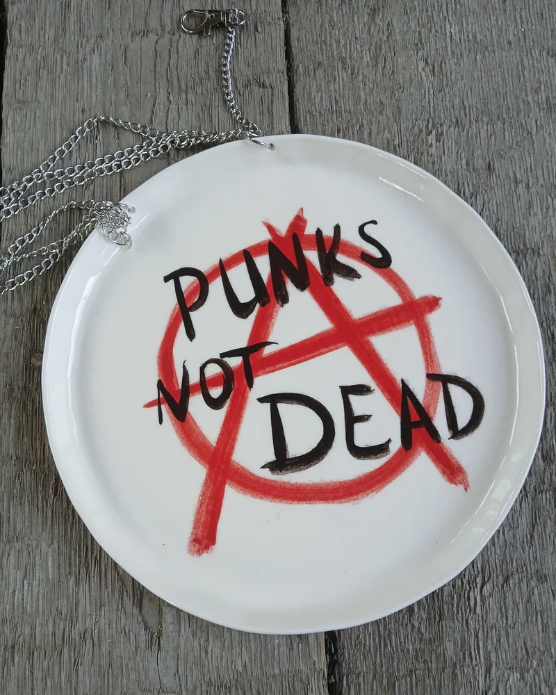 Белая тарелка на стену «Punks not dead»
