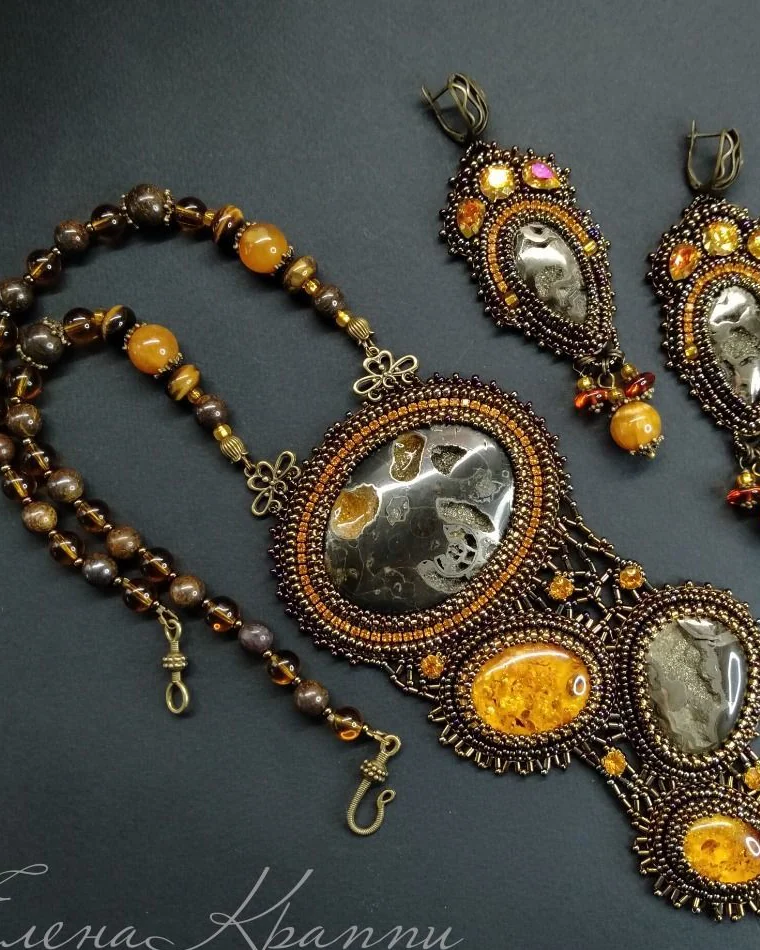 Серьги из янтаря и аммонитовой жеоды с кристаллами