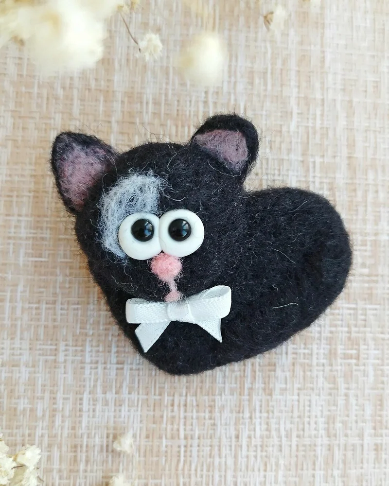 Белый кот, рыжий кот, черная кошка, Брошь-булавка из шерсти