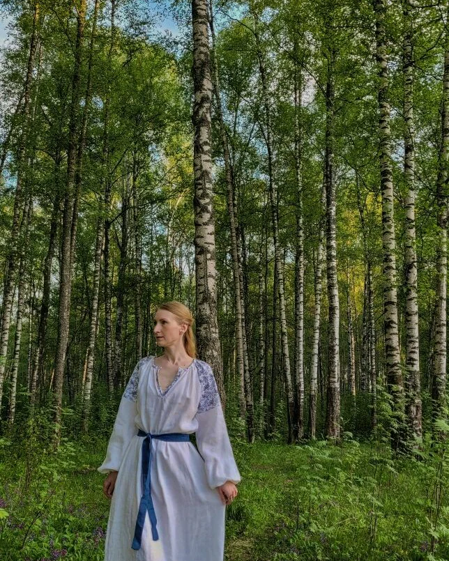 Платье льняное в народном стиле, белое с синим поясом
