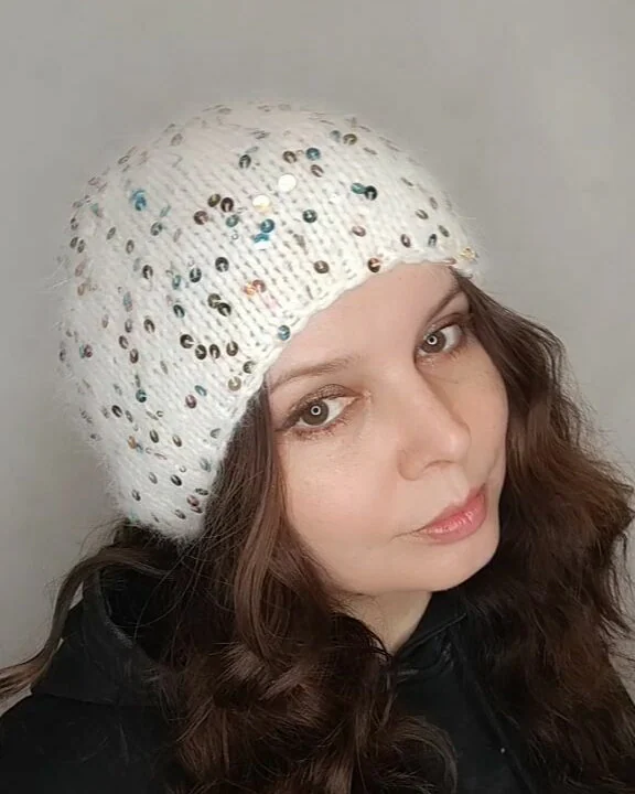 белая шапка с разноцветными пайетками