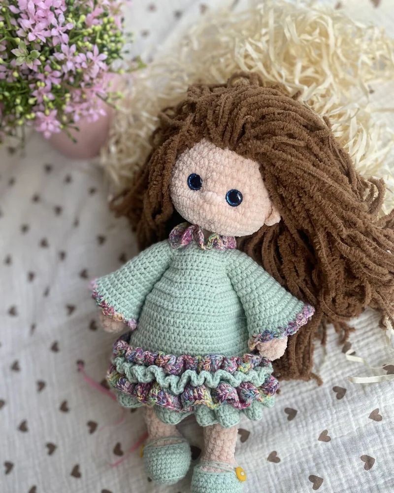 Вязаная кукла в мятном платье амигуруми