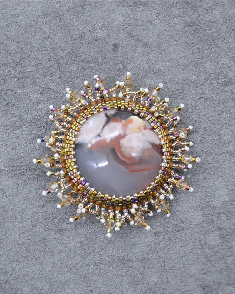Брошь ручной работы с агатом и Swarovski