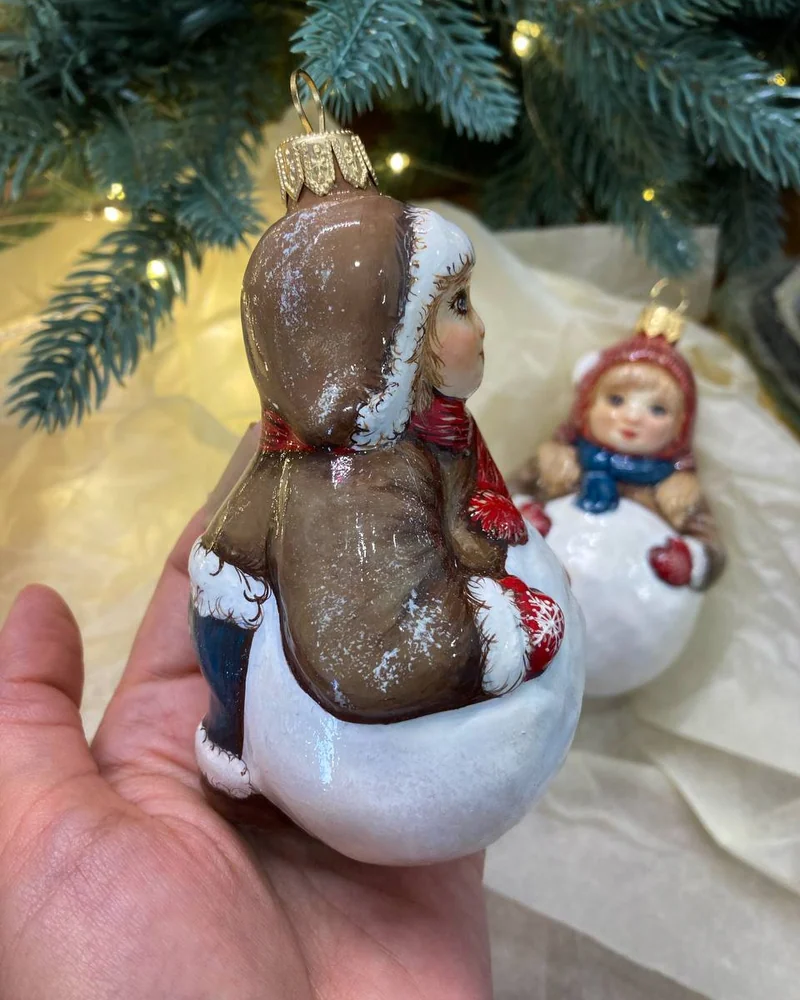 Белая ёлочная игрушка «Мальчик со снежком»