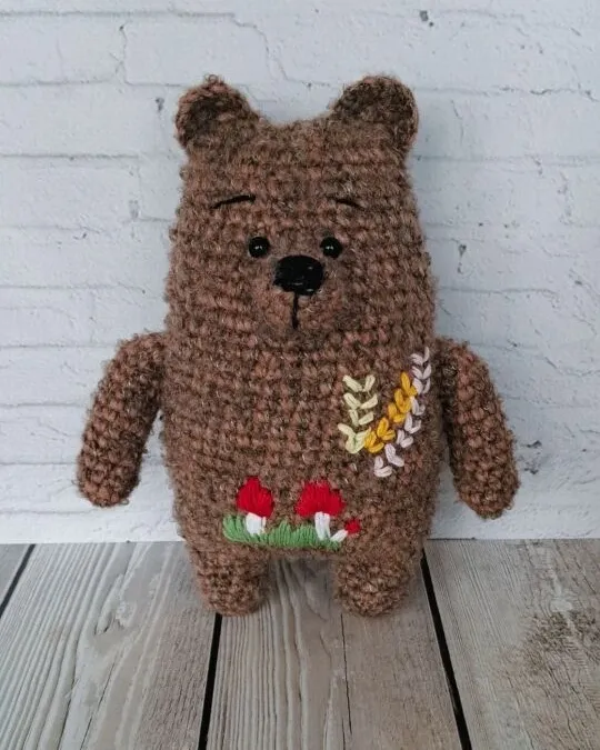 Мишка из шерстяной пряжи букле — коричневый