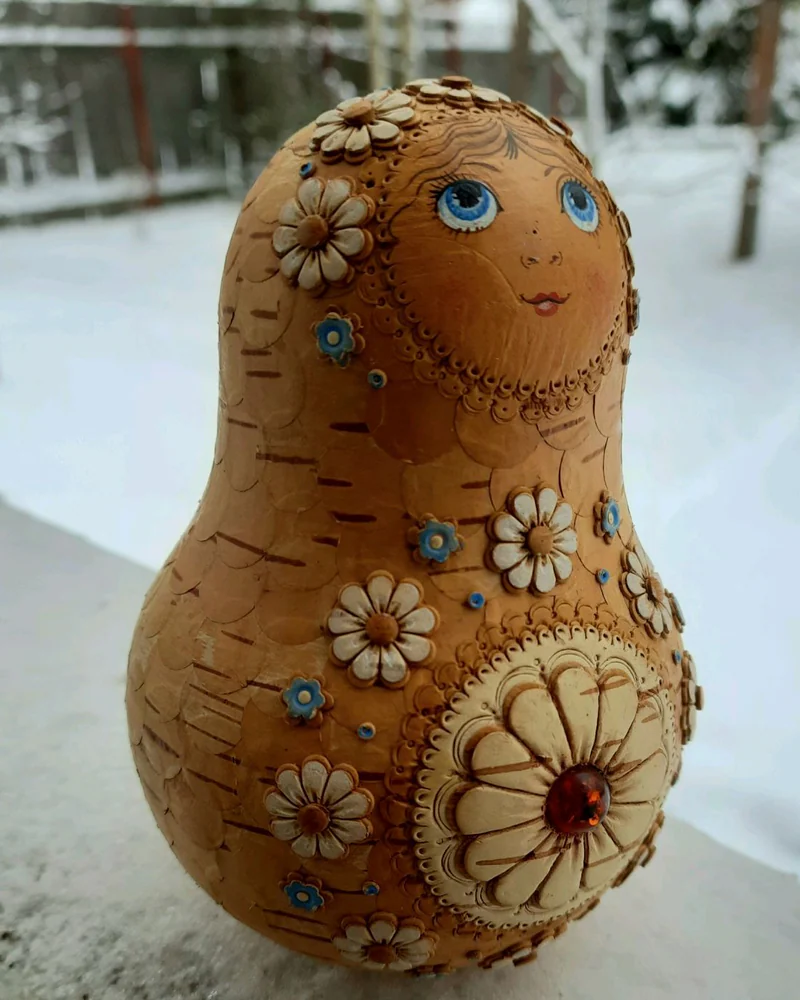 Барышня-неваляшка с янтарем