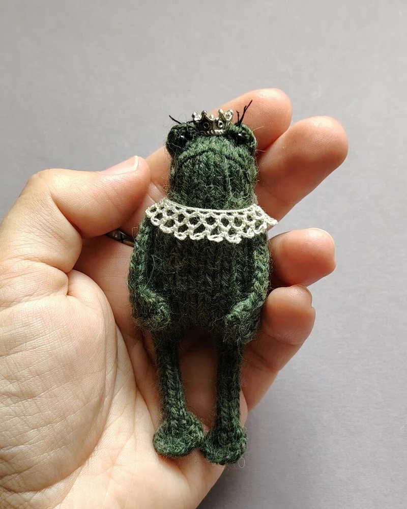 Зелёная вязаная лягушка с короной