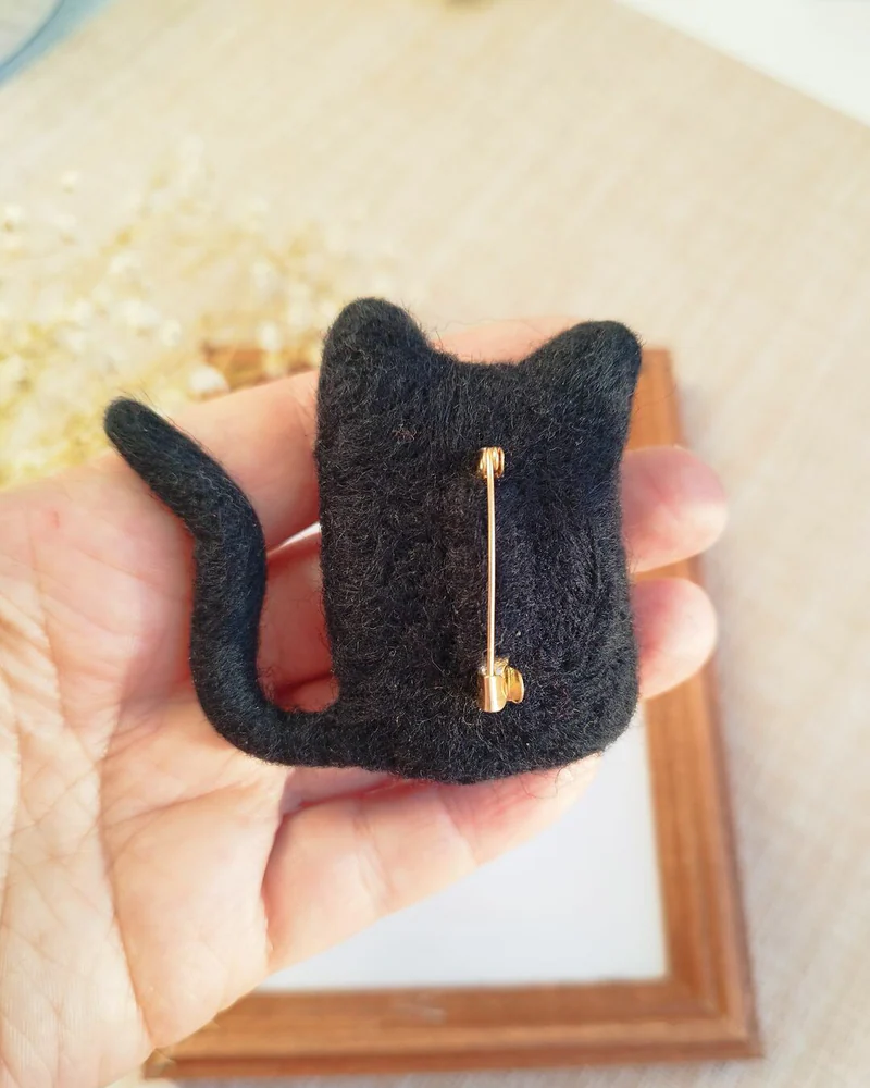 Черная кошка, черный кот Брошь из шерсти Белый котик, рыжий котенок
