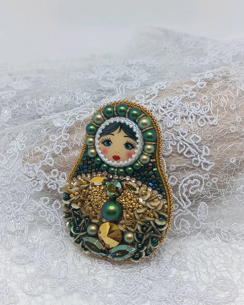 Брошь матрёшка Людмила из бисера зелёный золотой