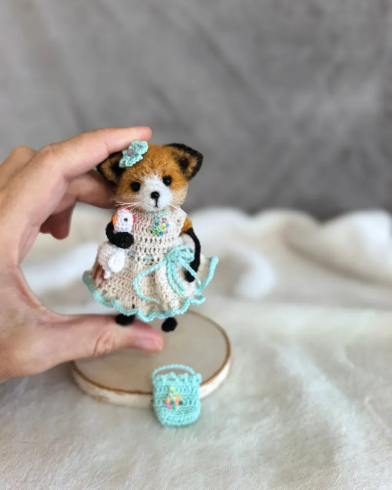 Вязаная игрушка Лиса — Лиса в платье
