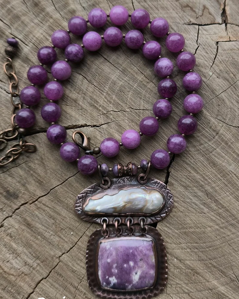 Колье "Purple" родингит, жемчуг, кальцит