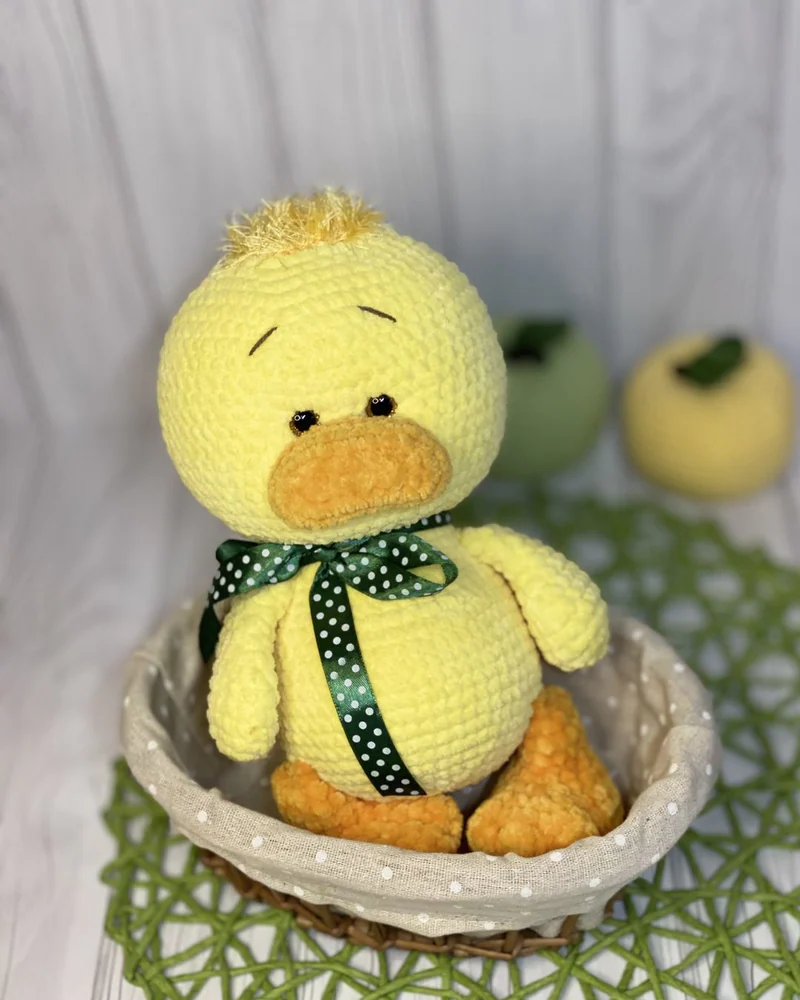 Вязаный жёлтый утёнок амигуруми