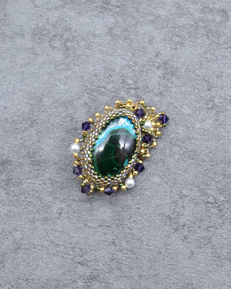 Брошь ручной работы с малахитом и Swarovski