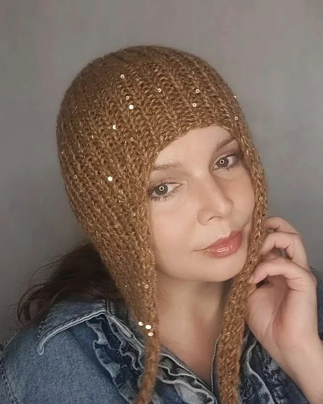 Шапка чепчик шлем, шапка золотистая с пайетками