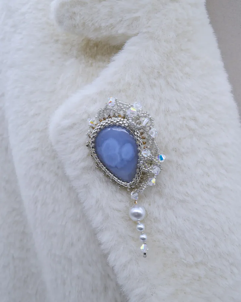 Брошь ручной работы с сапфирином и Swarovski